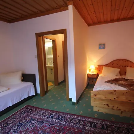 Hubertushof Beim Roemerbad Guest house